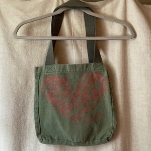 Skull heart tote bag